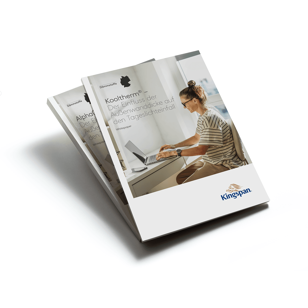 Der Einfluss der Außenwanddick Titelbild des Kingspan Kooltherm und AlphaCore-Whitepapers, das eine Person zeigt, die an einem Fenster am Laptop arbeitet, mit Titeltext zu den Themen Dämmung und Tageslicht.
