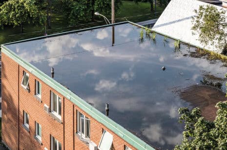 Aislamiento y drenaje en un solo producto Favorece la evacuación eficiente del agua de la cubierta y, gracias a su conductividad térmica de entre 0,026 y 0,028 W/(m·K), contribuye a mejorar la eficiencia energética del edificio.