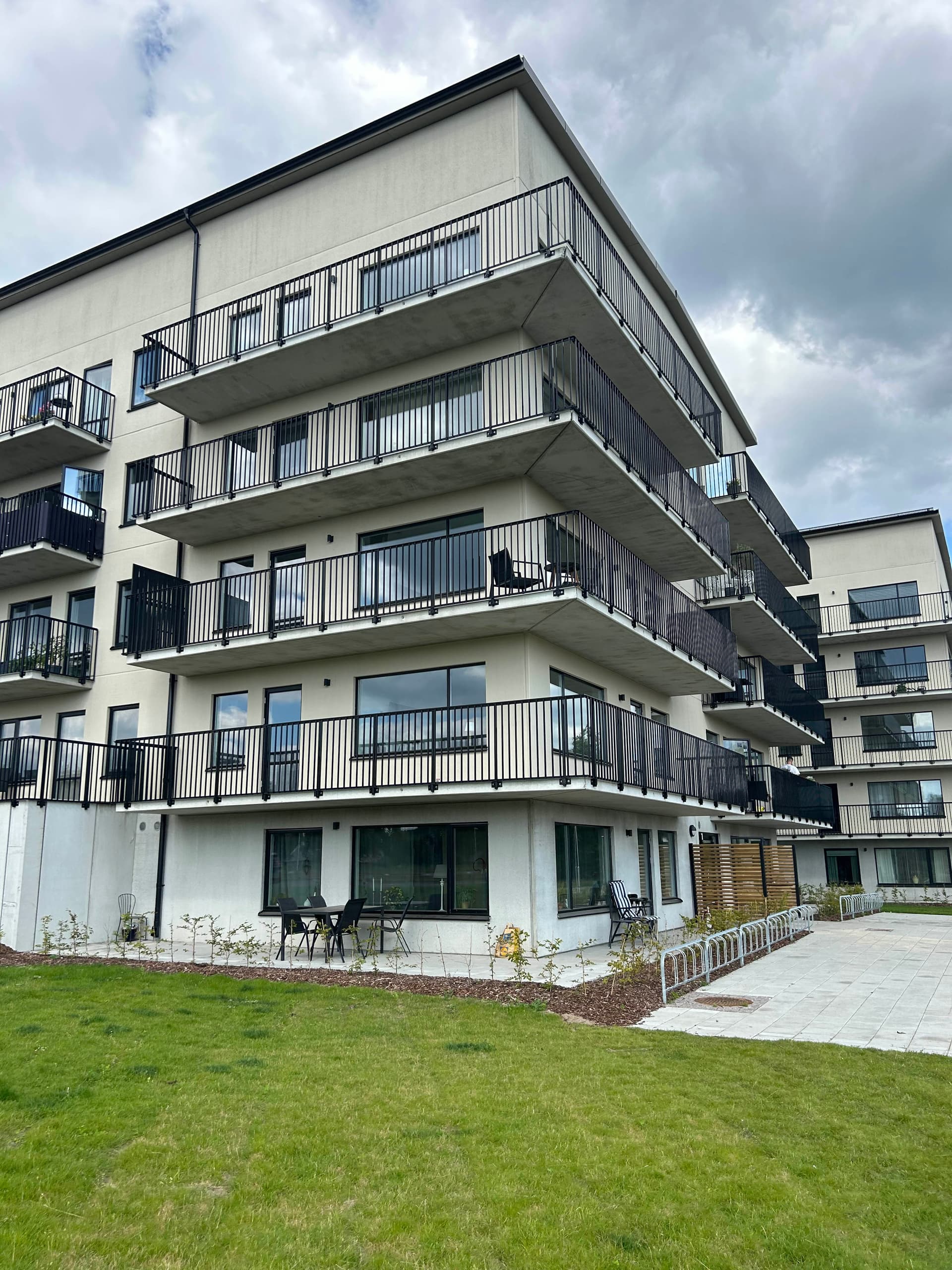 Kvarteret Fogdaröd Närbild av Kvarteret Fogdaröd i Höör med moderna flerbostadshus, stora balkonger och ljusa fasader.